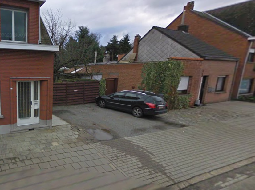 Terrain constructible pour une maison unifamiliale avec bâtiments fermés et grand jardin, pour une superficie totale de 457m².&lt;br /&gt;
&lt;br /&gt;
Le bâtimen